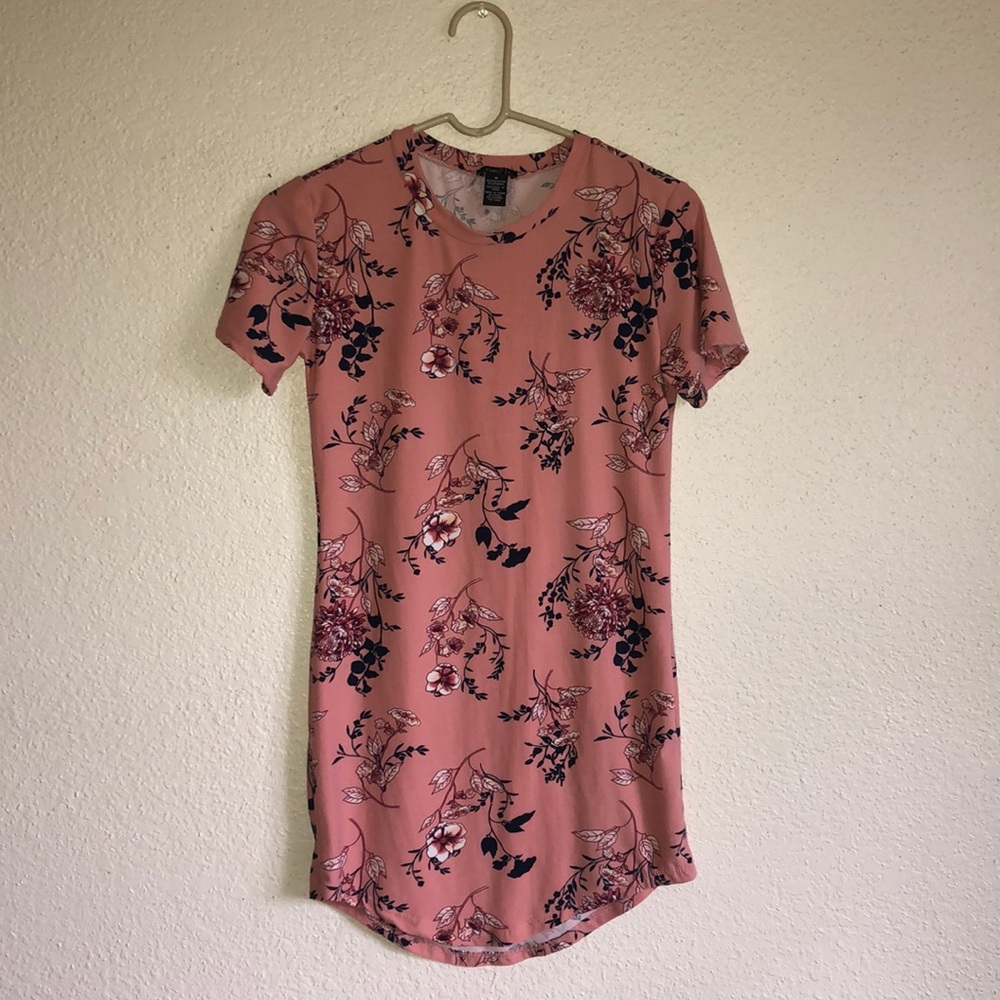 Knee length body-snug floral dress!